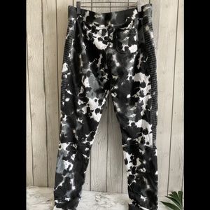 Men’s camo joggers (NWOT)